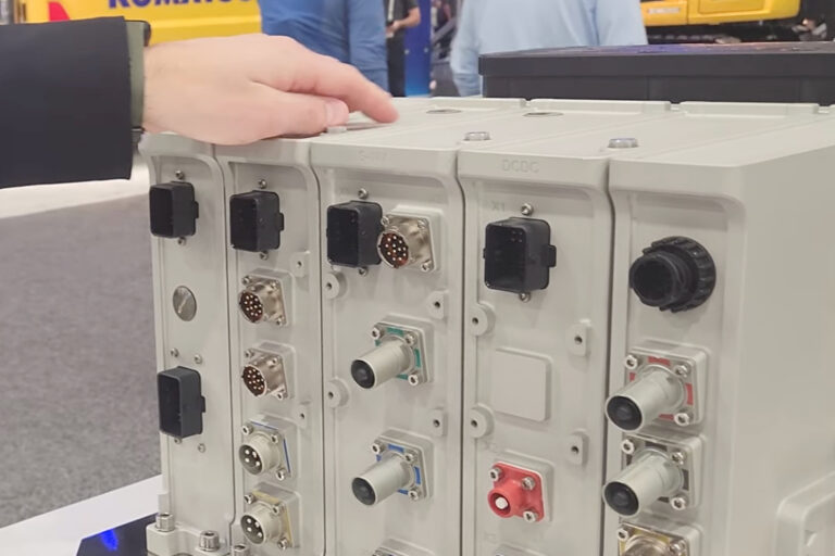 Een rondleiding door het Adaptive Electrification Management System van Moog op CONEXPO